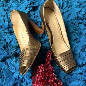 AK ANNE KLEIN brownish/gold heels